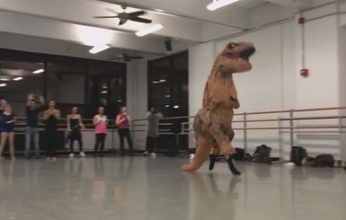 Звездой сети стал танцующий тираннозавр