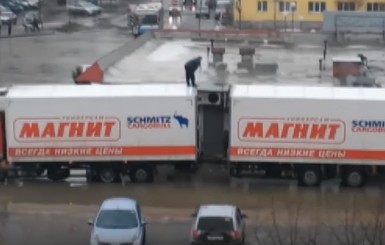 В России водителю фуры пришлось лезть на крышу, чтобы обойти лужу