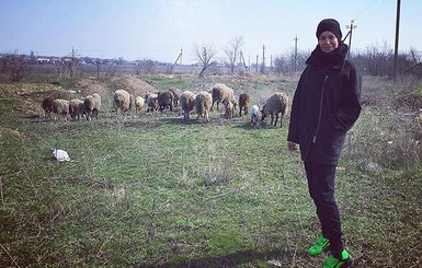 Даша Астафьева пасла овец и фоткалась со своей бабушкой