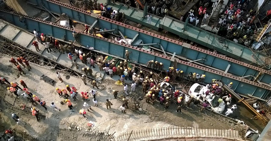 В Индии обрушился строящийся мост, похоронив под собой рабочих