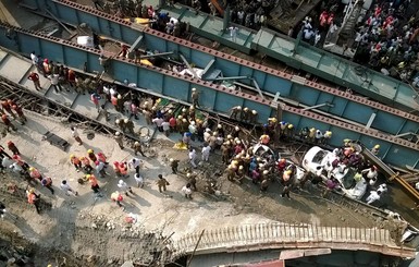 В Индии обрушился строящийся мост, похоронив под собой рабочих