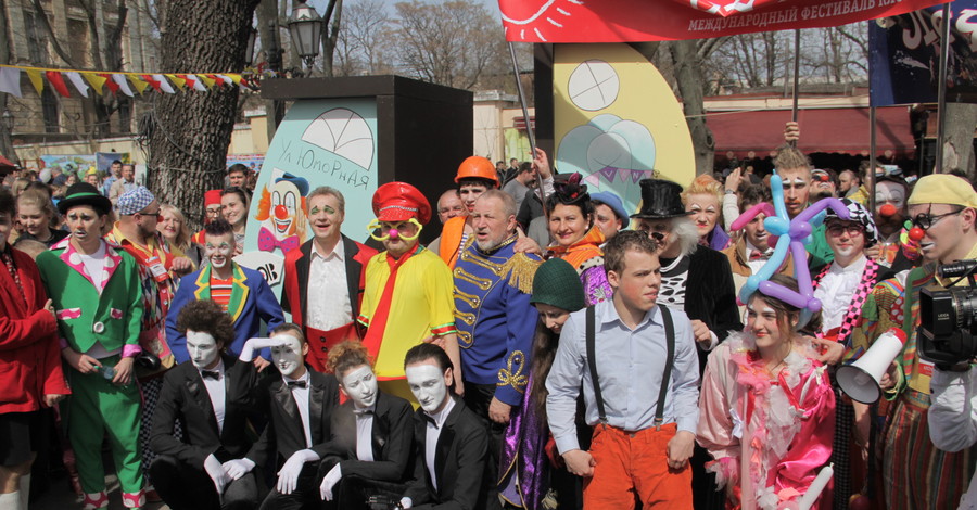 Юморину в Одессе захватили клоуны
