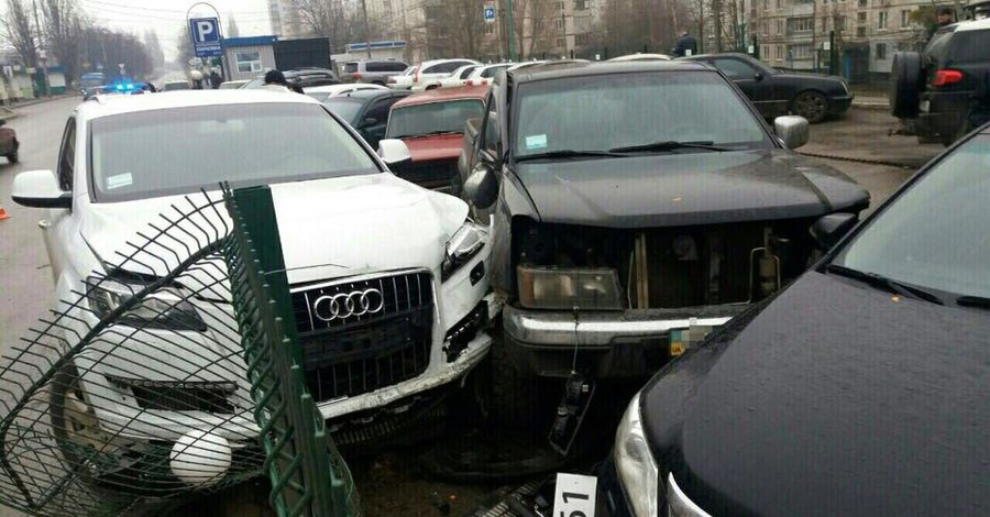 Харьковчанка на Audi Q7 протаранила парковку