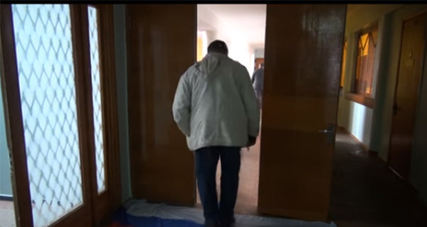 В сети появилось видео, как депутатов на Луганщине заставили вытирать ноги о флаг РФ