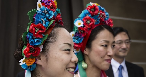Японские девушки ради Порошенко надели украинские вышиванки
