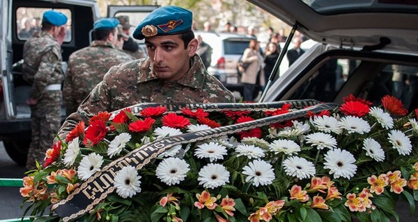 Пока в Нагорном Карабахе не стреляют, стороны конфликта хоронят солдат  