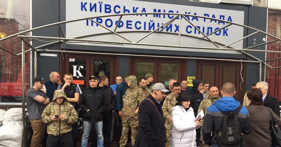В Киеве неизвестные в камуфляже мешают закрыть кафе 