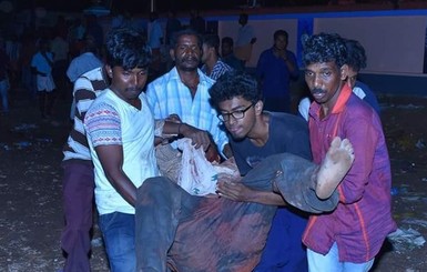В горящем индийском храме погибли 80 человек 
