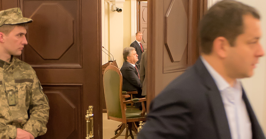 Появились фото Порошенко с тайного заседания в Раде 
