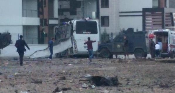В Турции автомобиль со взрывчаткой въехал в жандармерию