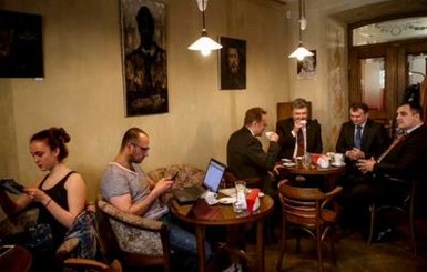 Во Львове Порошенко и Садовый выпили кофе среди обычных посетителей 
