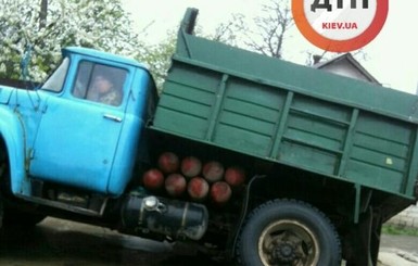 В Киеве в яму посреди дороги провалился грузовик