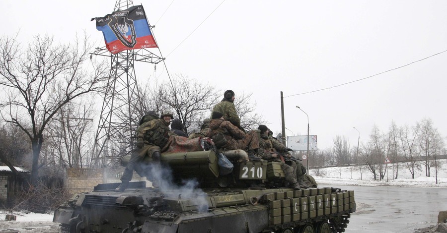Под Докучаевском украинские военные подбили бронемашину 