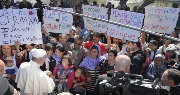 Папа Римский увез с острова Лесбос 14 сирийских беженцев