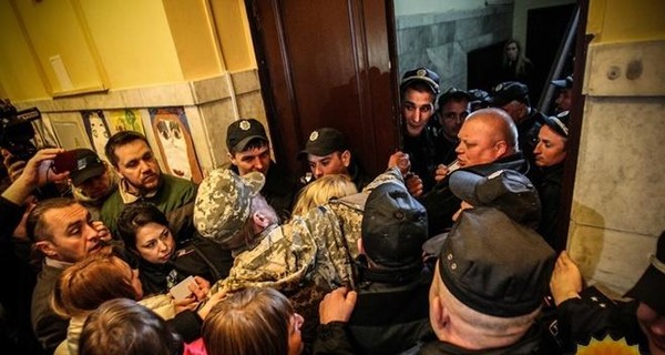 В Киеве митингующие прорвались в мэрию через окно туалета 