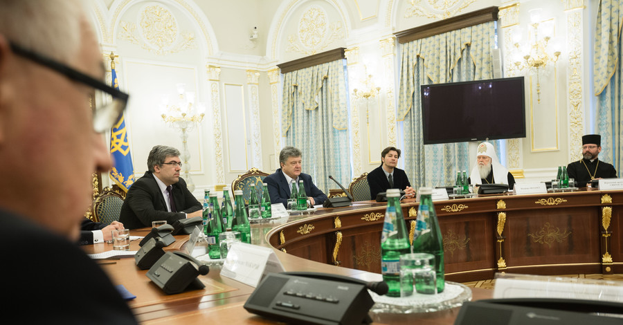Порошенко решил ввести военных капелланов в Вооруженных Силах Украины