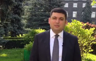 Гройсман отчитался перед украинцами в цветущем дворике Кабинета министров