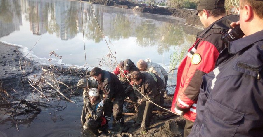 В Киеве мужчину 10 часов вытаскивали из болота