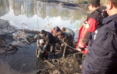 В Киеве мужчину 10 часов вытаскивали из болота