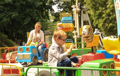 Львовский парк культуры открыл сезон с новыми аттракционами