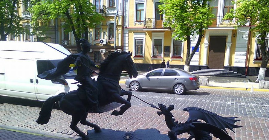 Тука увидел в Киеве памятник, символизирующий отношения Украины и России