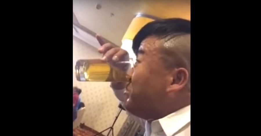 Супергерой из Китая умеет пить пиво носом