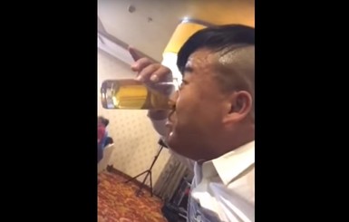 Супергерой из Китая умеет пить пиво носом
