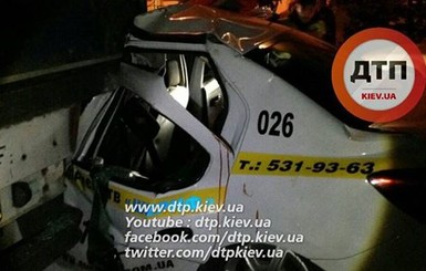 В Киеве легковушка влетела в фуру, есть погибшие 