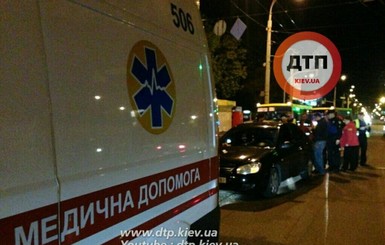 В Киеве пешеход разбил нос водителю за 