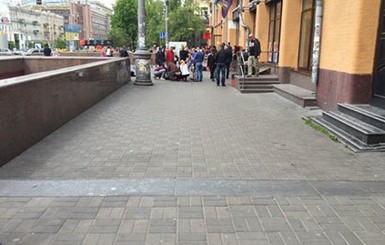 Опубликованы фото с места стрельбы в центре Киева