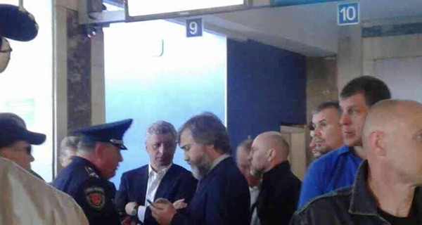 Депутаты Бойко и Новинский улетели в Киев, не сумев  выйти из аэропорта Одессы  