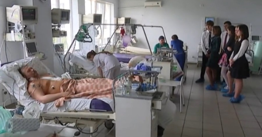 Харьковские школьники отказались от выпускного, передав деньги кардиоцентру