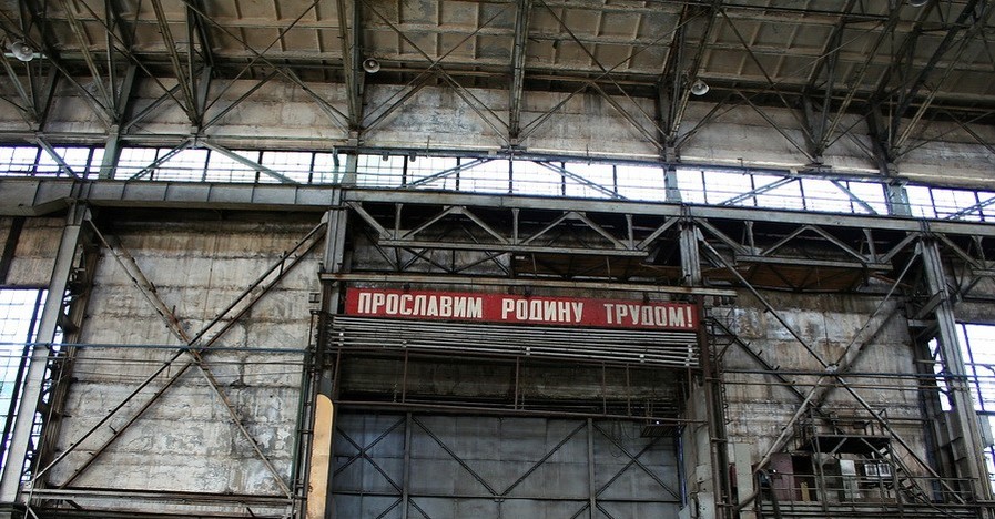 Завод Порошенко нарушил закон о декоммунизации и записан в штрафники 