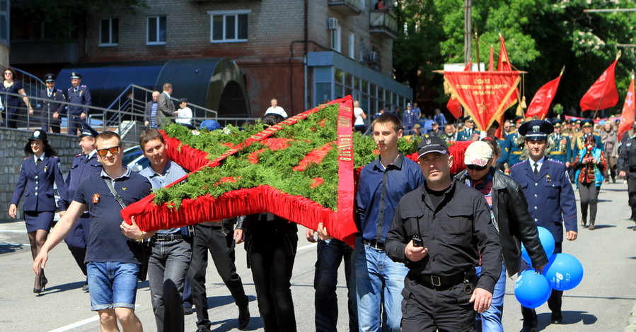 В Днепропетровске прошло шествие с красными знаменами и георгиевскими ленточками