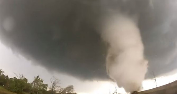 Смертельный торнадо в Оклахоме сняли вблизи