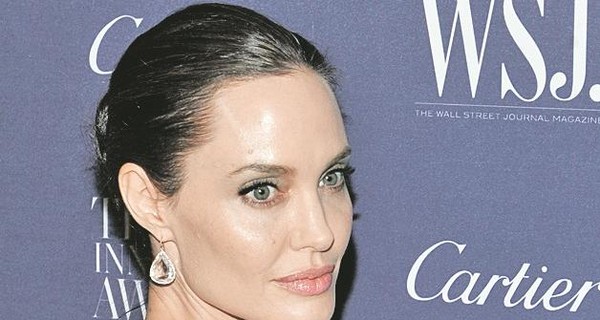 Скальпель для Анджелины Джоли: как голливудская звезда меняла свой облик