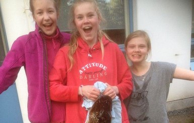 Три финские девочки заарканили гигантскую щуку свитером