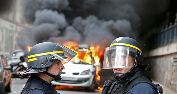Во Франции неделю жгут машины из-за трудовой реформы