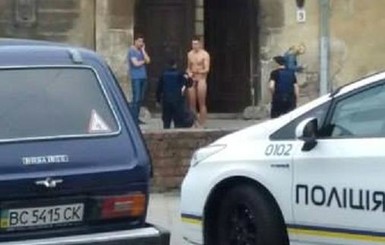 Львовская полиция гонялась за парнем, который разгуливал в чем мать родила
