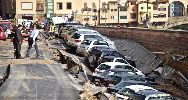 В центре Флоренции 20 автомобилей провалились под набережную 