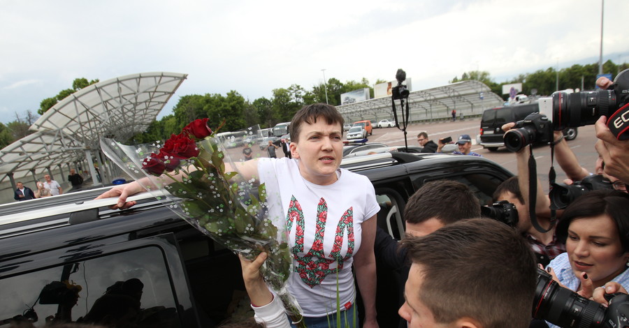 Маме Савченко в Администрации президента подарили огромный букет