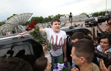 Маме Савченко в Администрации президента подарили огромный букет