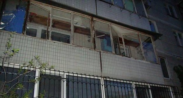 В Киеве домушник попался полицейским, вылезая из окна