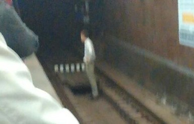 В Харькове парень бросился на рельсы метро из-за несчастной любви