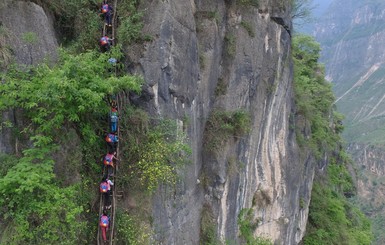 Китайские дети, чтобы попасть в школу, должны взбираться на 800-метровую скалу 