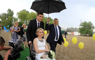 Свадьба Яны Зинкевич: реанимобиль вместо лимузина и пиджак мэра вместо рушника