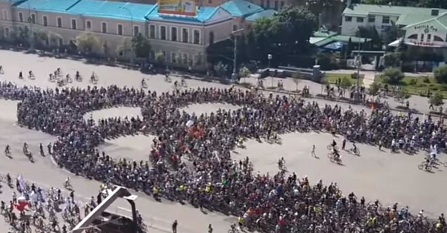 Харьковские велосипедисты выстроились в живой символ города