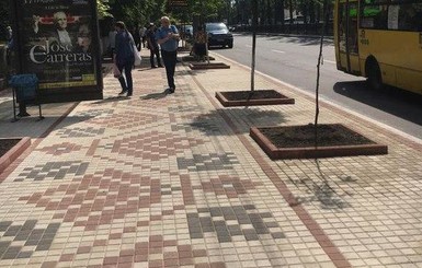 В Киеве тротуар выложили плиткой в виде национального орнамента
