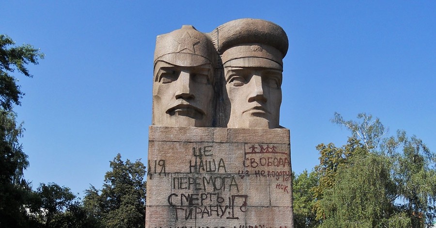 В Киеве с четвертой попытки снесли памятник чекистам
