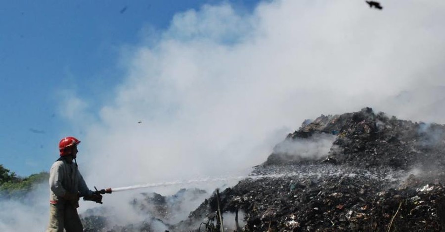 Возле Львова на Грибовичской свалке трех пожарных завалило мусором